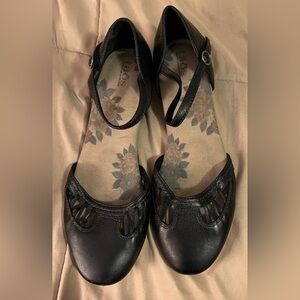 Taos Footwear Black Leather Cutout Flats